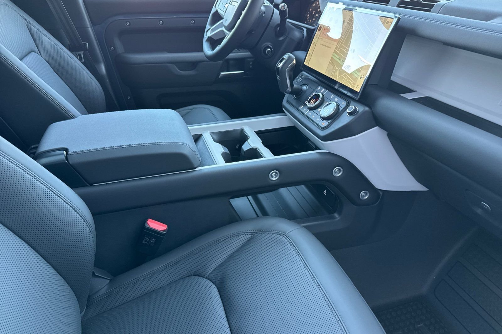 New 2026 Tasman Blue LAND ROVER X-Dynamic SE image 17