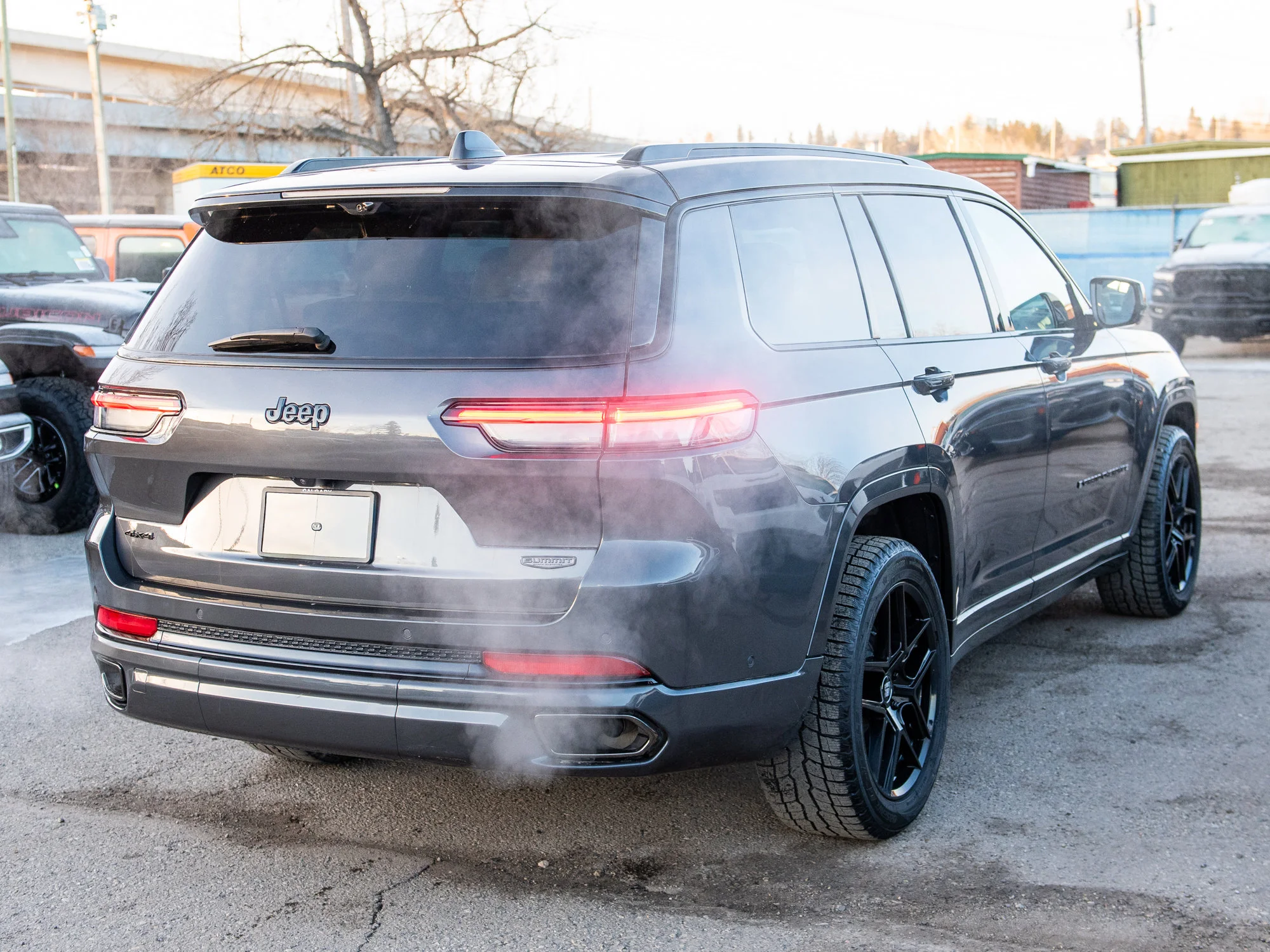 Used 2025 Grey Jeep Summit Reserve* image 4