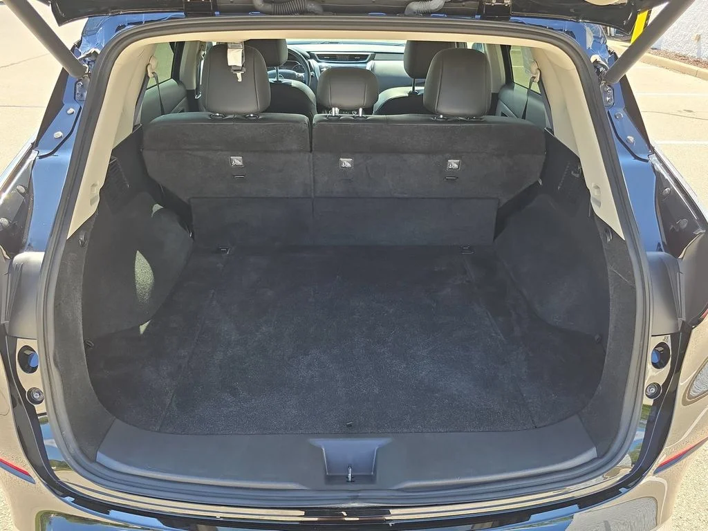 Used 2024  Nissan SV image 27