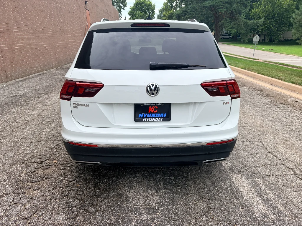 Used 2018 Pure White Volkswagen SE image 4