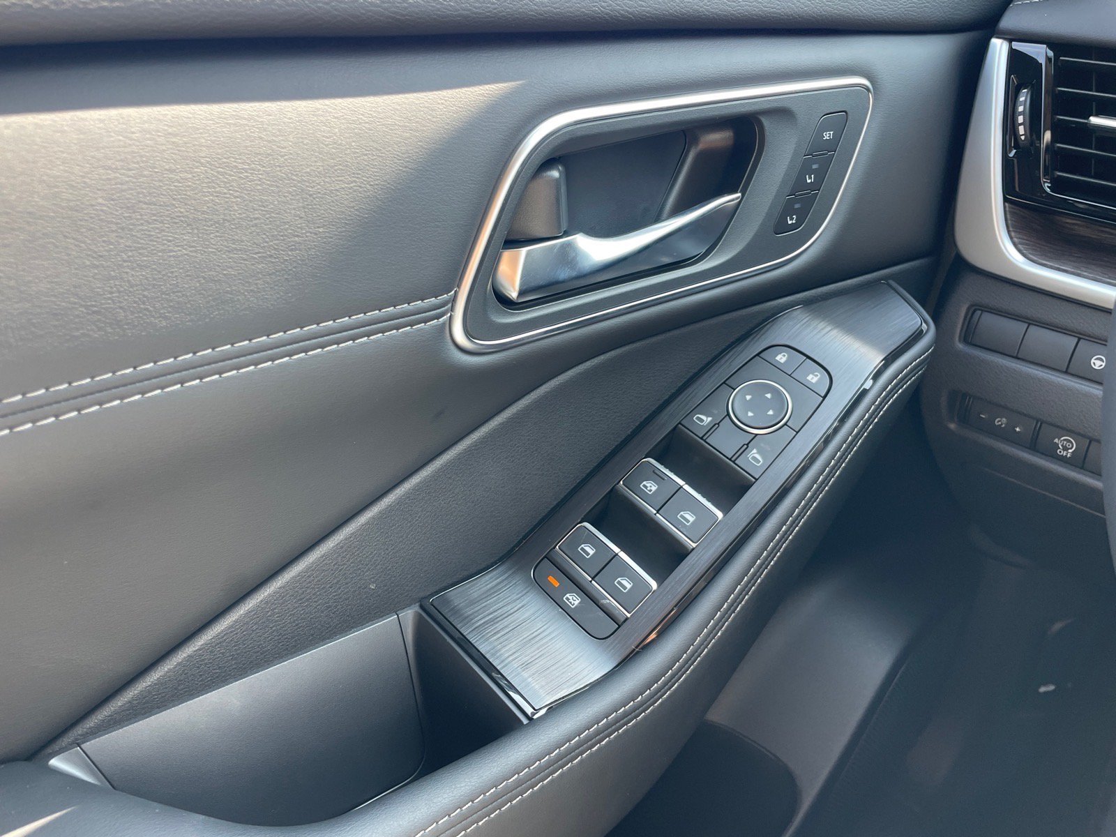 New 2026 Champagne Silver Metallic / Super Black Two-tone Nissan Platinum image 21