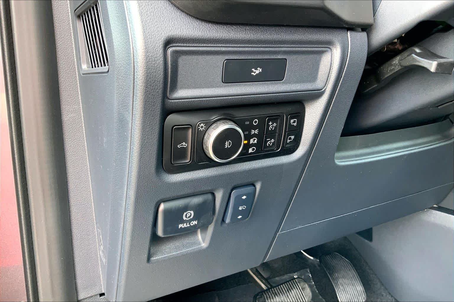 New 2026 Carbonized Gray Metallic Ford Tremor® image 18