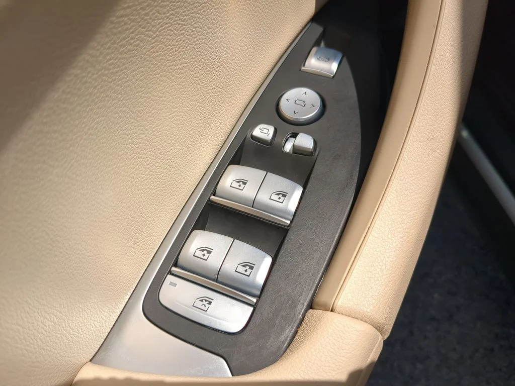 Used 2023 White BMW sDrive30i image 18