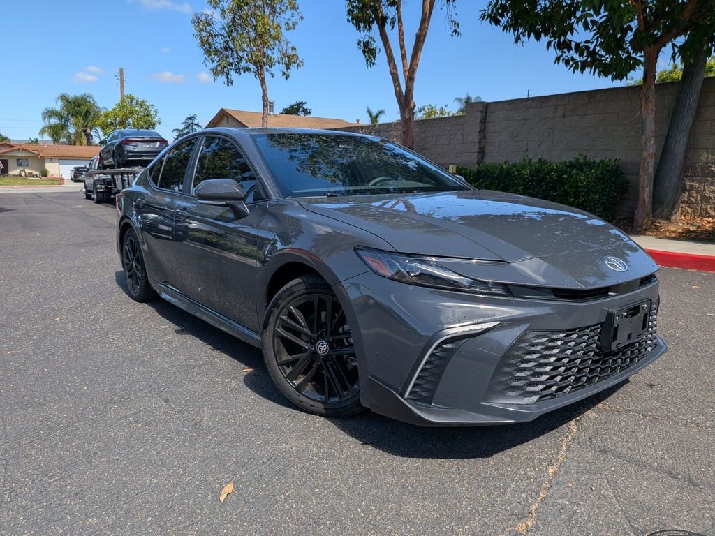 2025 Toyota Camry SE Hybrid's photo