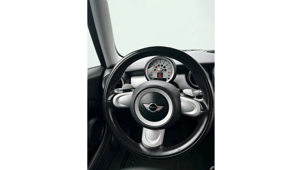 Used 2009 White MINI S image 13