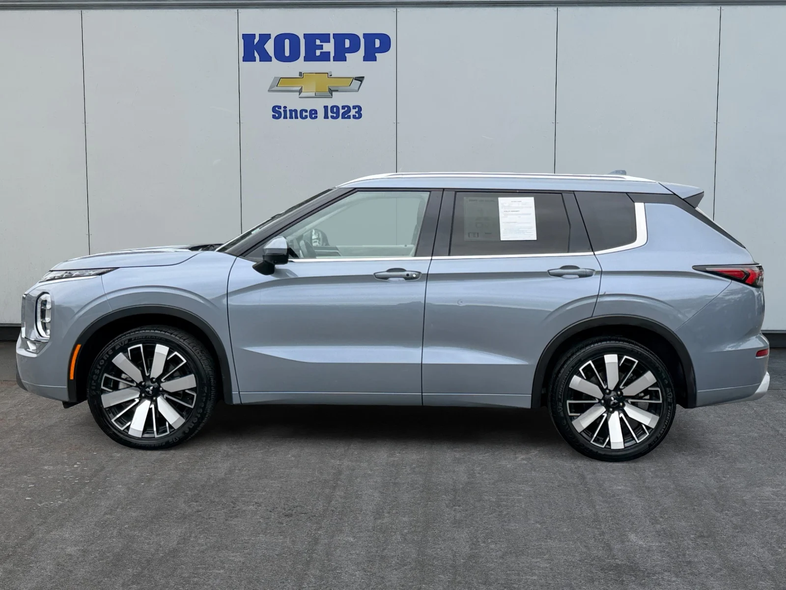 Used 2025 Black Mitsubishi SEL image 2