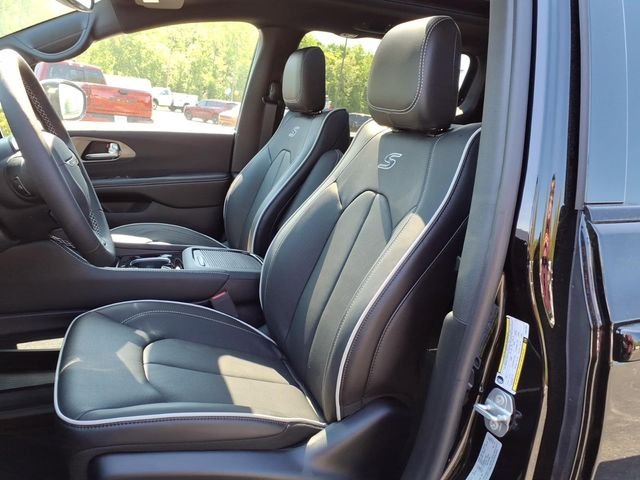 New 2027 Diamond Black Crystal Pearl-Coat Exterior Paint Chrysler Limited image 12