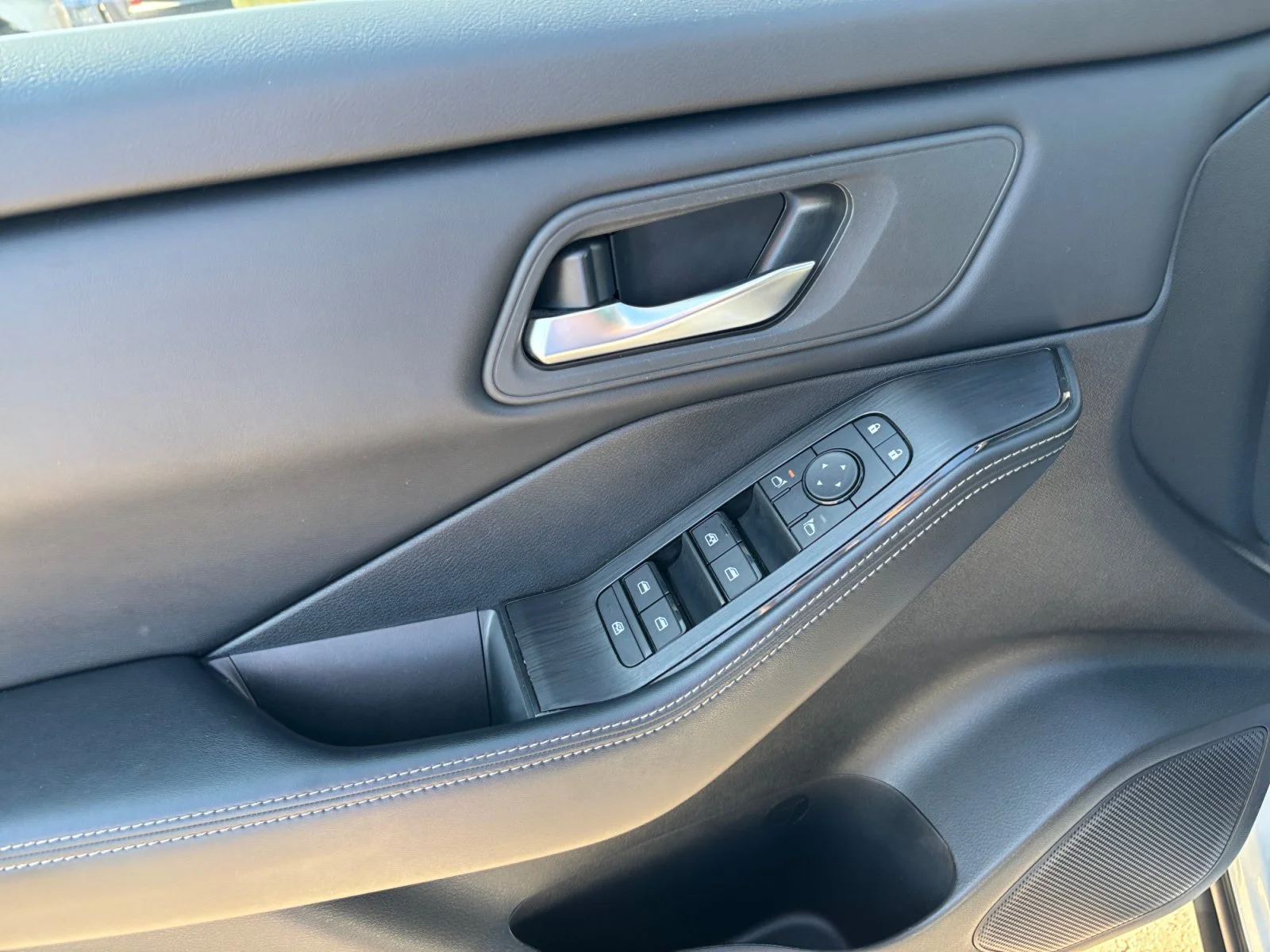 Used 2025 White Nissan Midnight Edition image 11