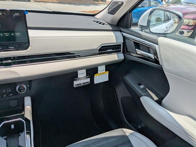 Used 2025 White Diamond Mitsubishi SE image 31