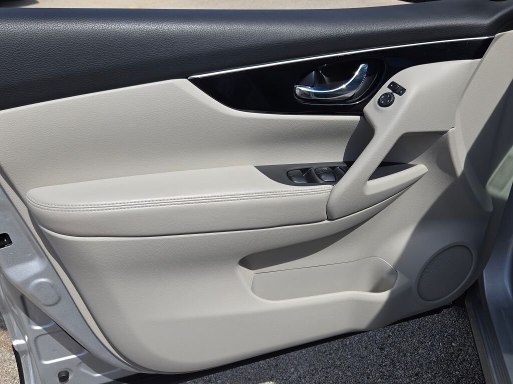 Used 2018 Silver Nissan SL image 21