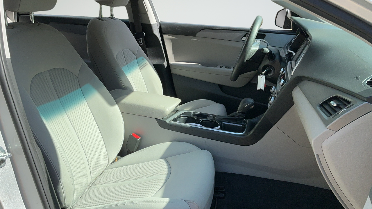 Used 2018 Silver Hyundai SE image 18