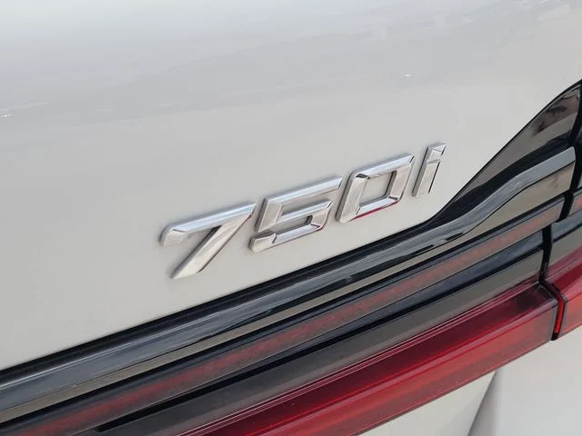 Used 2022 White BMW 750i xDrive image 9