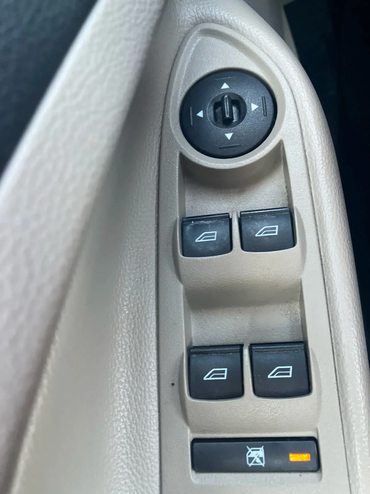 Used 2017 Magnetic Metallic Ford SE image 12