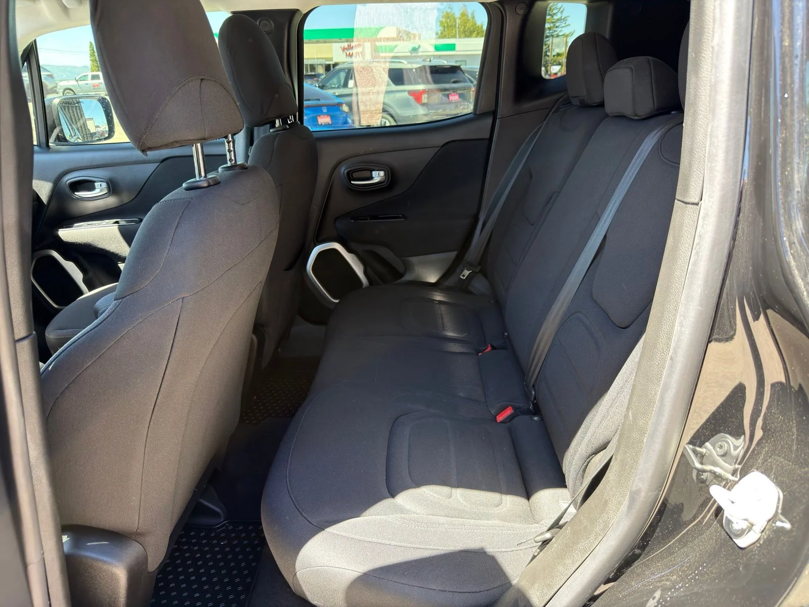 Used 2018 Black Jeep Latitude image 27