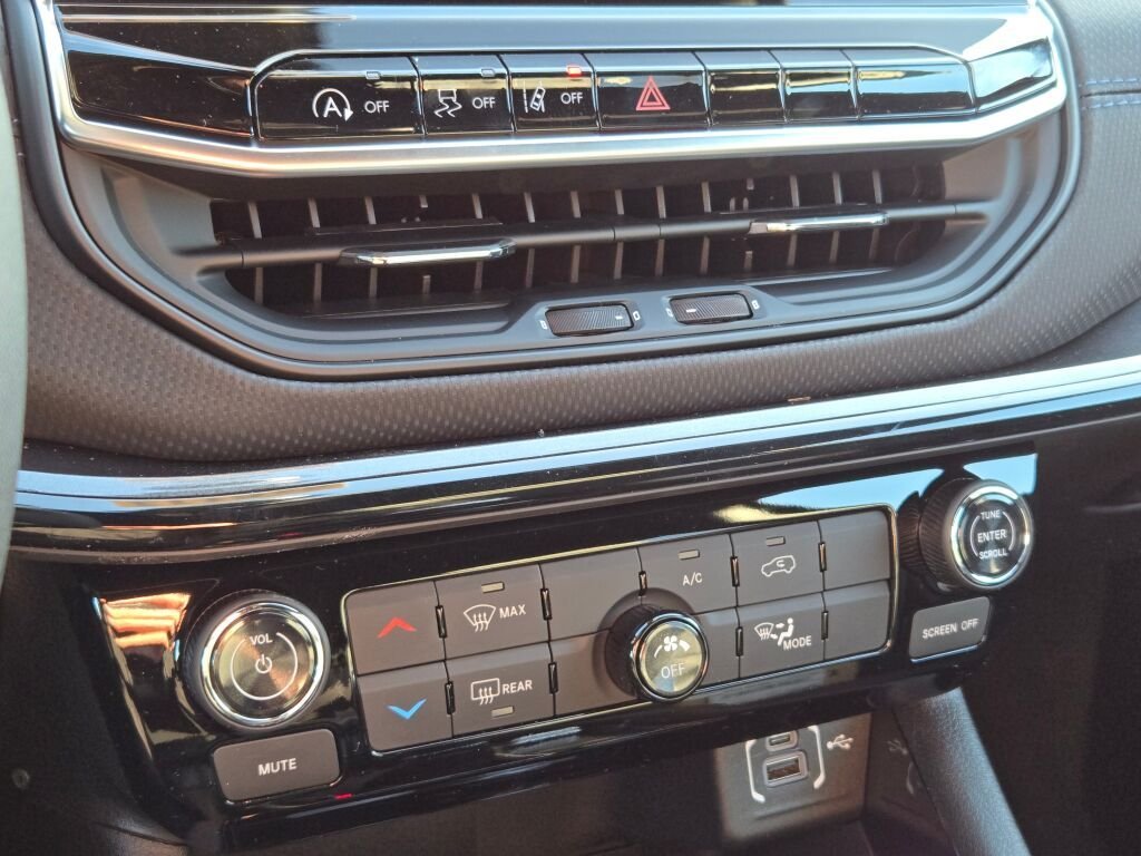 New 2026 Diamond Black Crystal Pearl-Coat Exterior Paint Jeep Latitude image 25