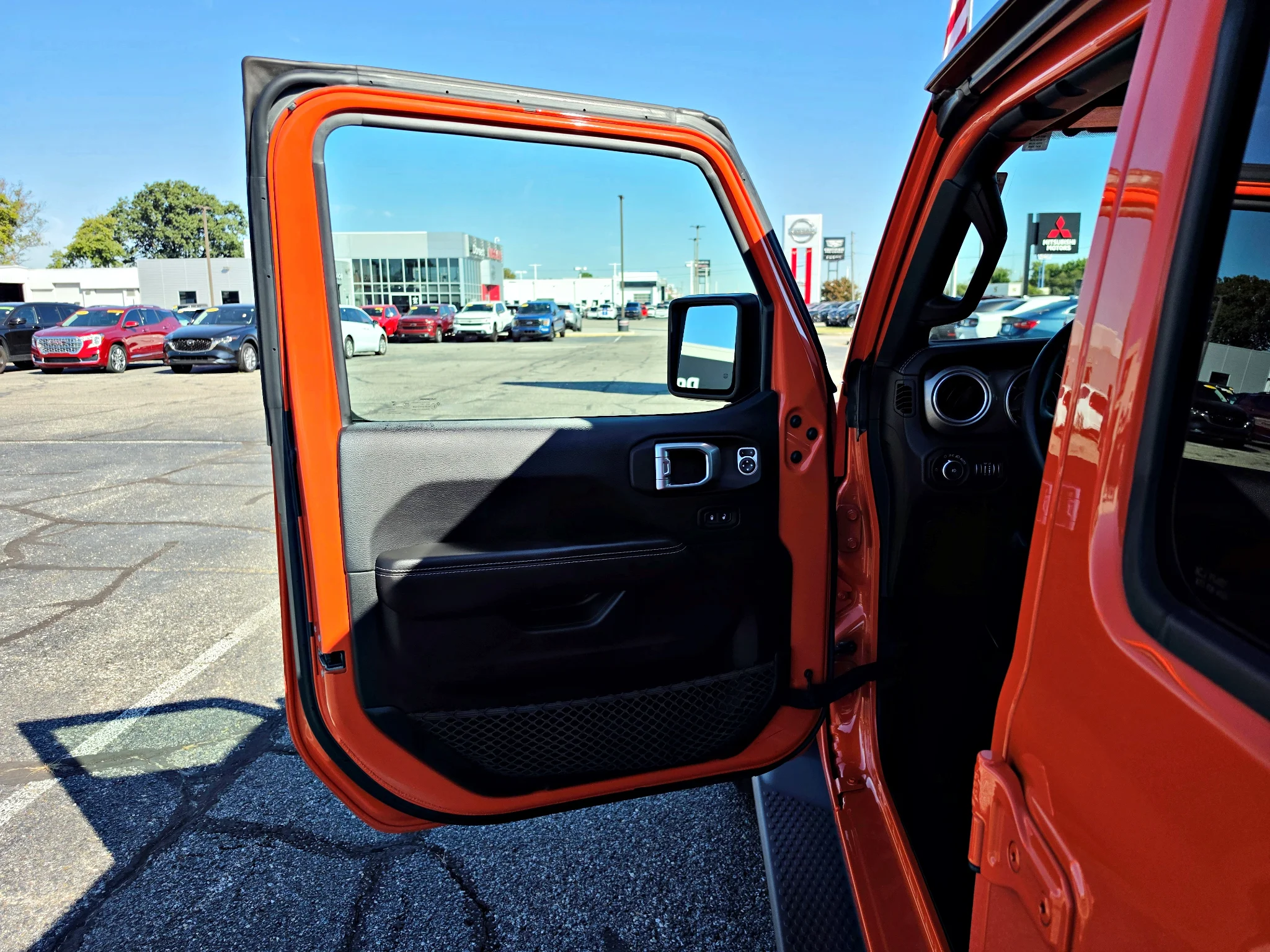 Used 2018 Punkn Metallic Clearcoat Jeep Sahara image 19