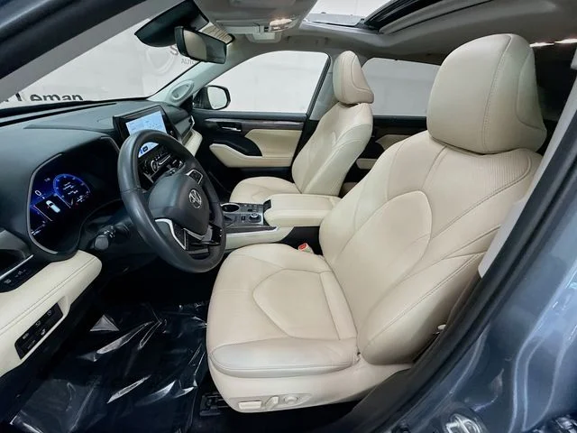 Used 2023  Toyota Limited image 21