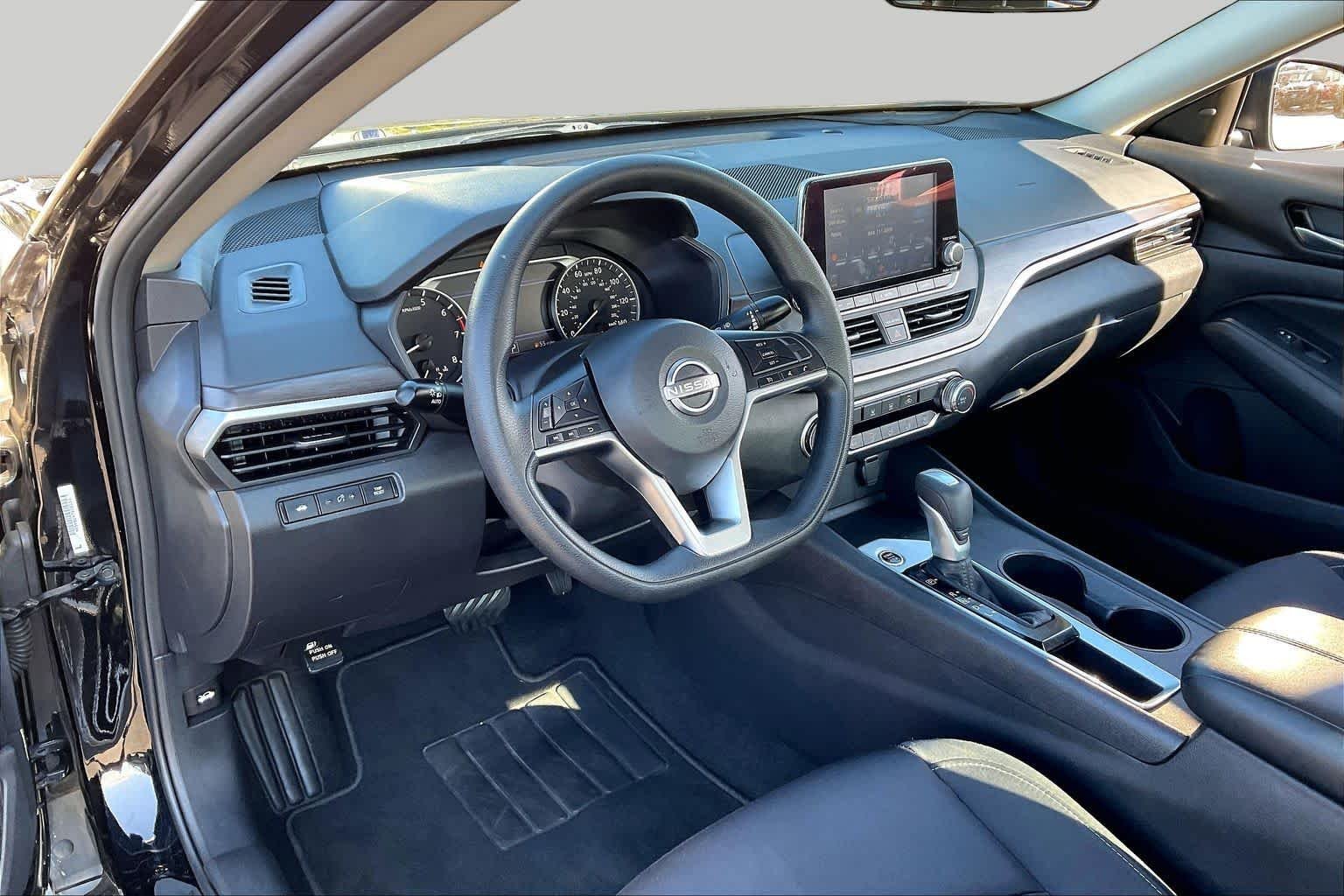 Used 2025 Super Black Nissan SV image 16