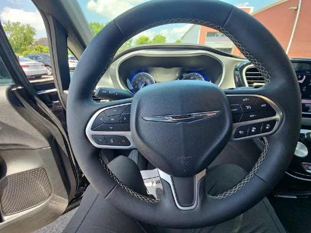 Used 2025 Black Chrysler Select image 35