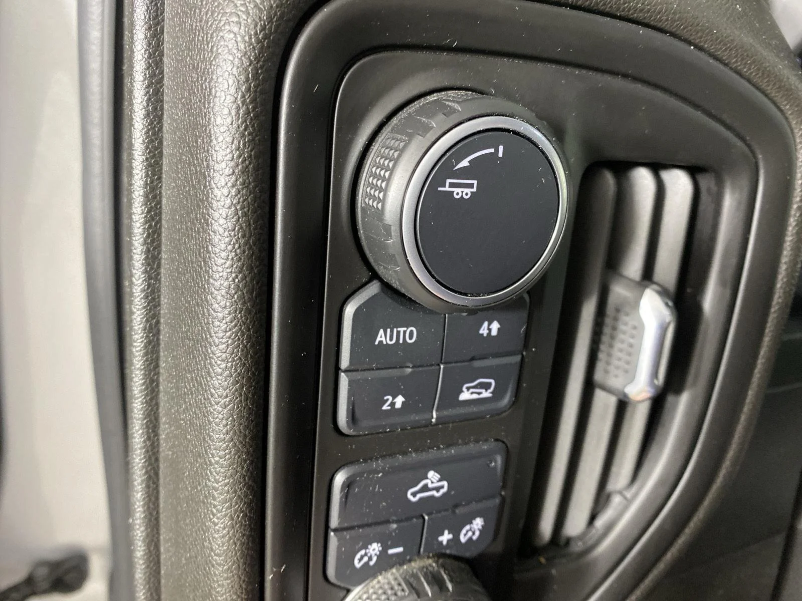 Used 2022 Silver Ice Metallic Chevrolet Custom image 15