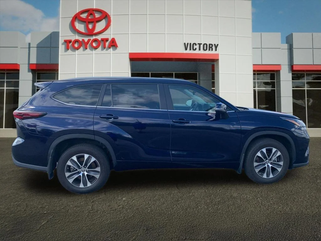 Used 2024  Toyota XLE image 2