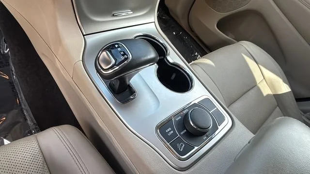 Used 2015  Jeep Limited image 30