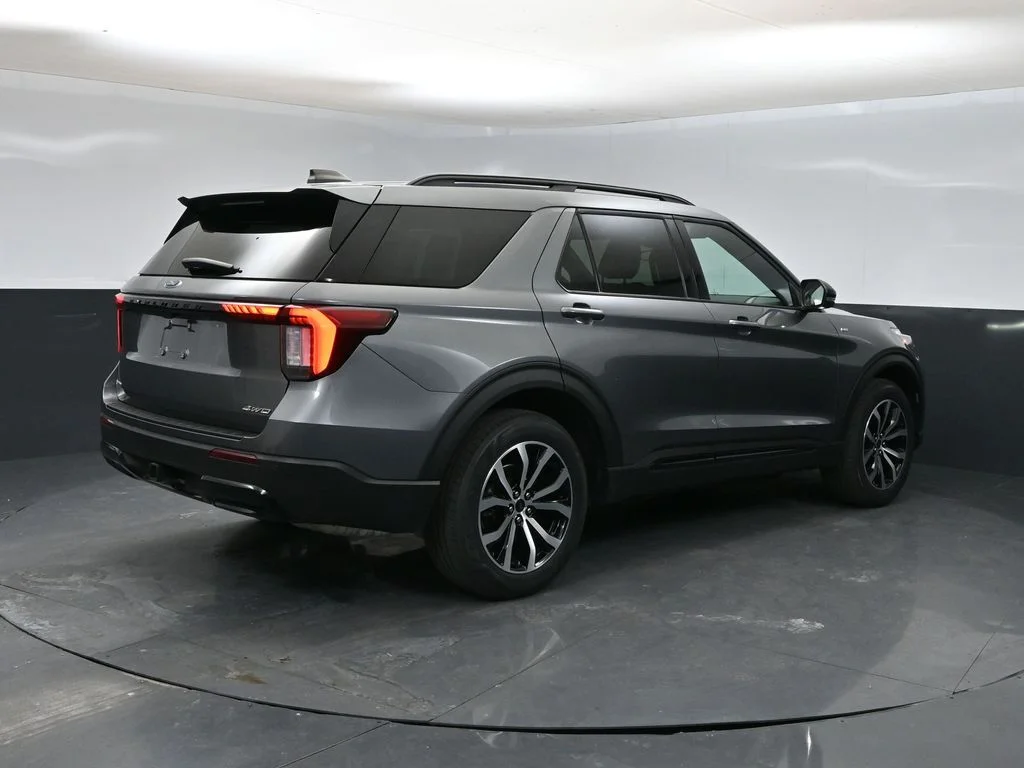 Certified Used 2025 Gray Metallic Ford ST-Line image 4