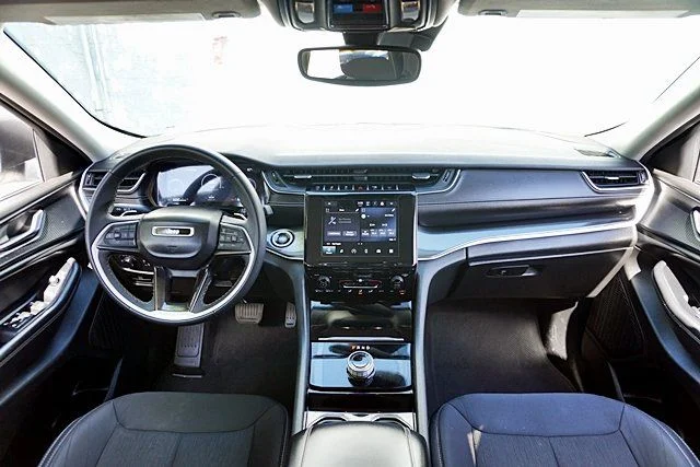 Used 2023 White Jeep Laredo image 18