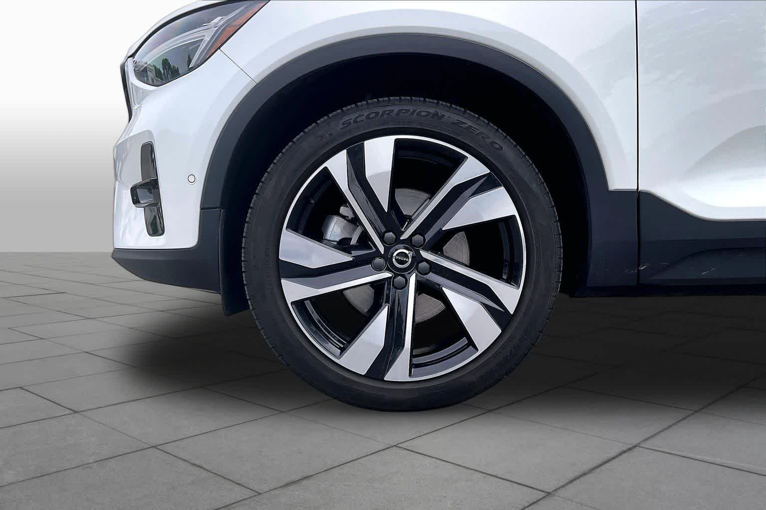 Used 2023 Crystal White Metallic Volvo Plus Dark Theme image 10