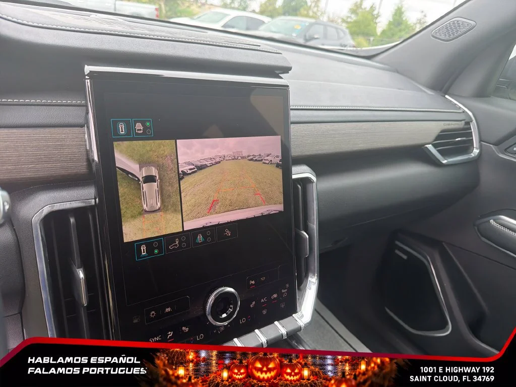 Used 2024 White Frost Tricoat GMC Denali image 21