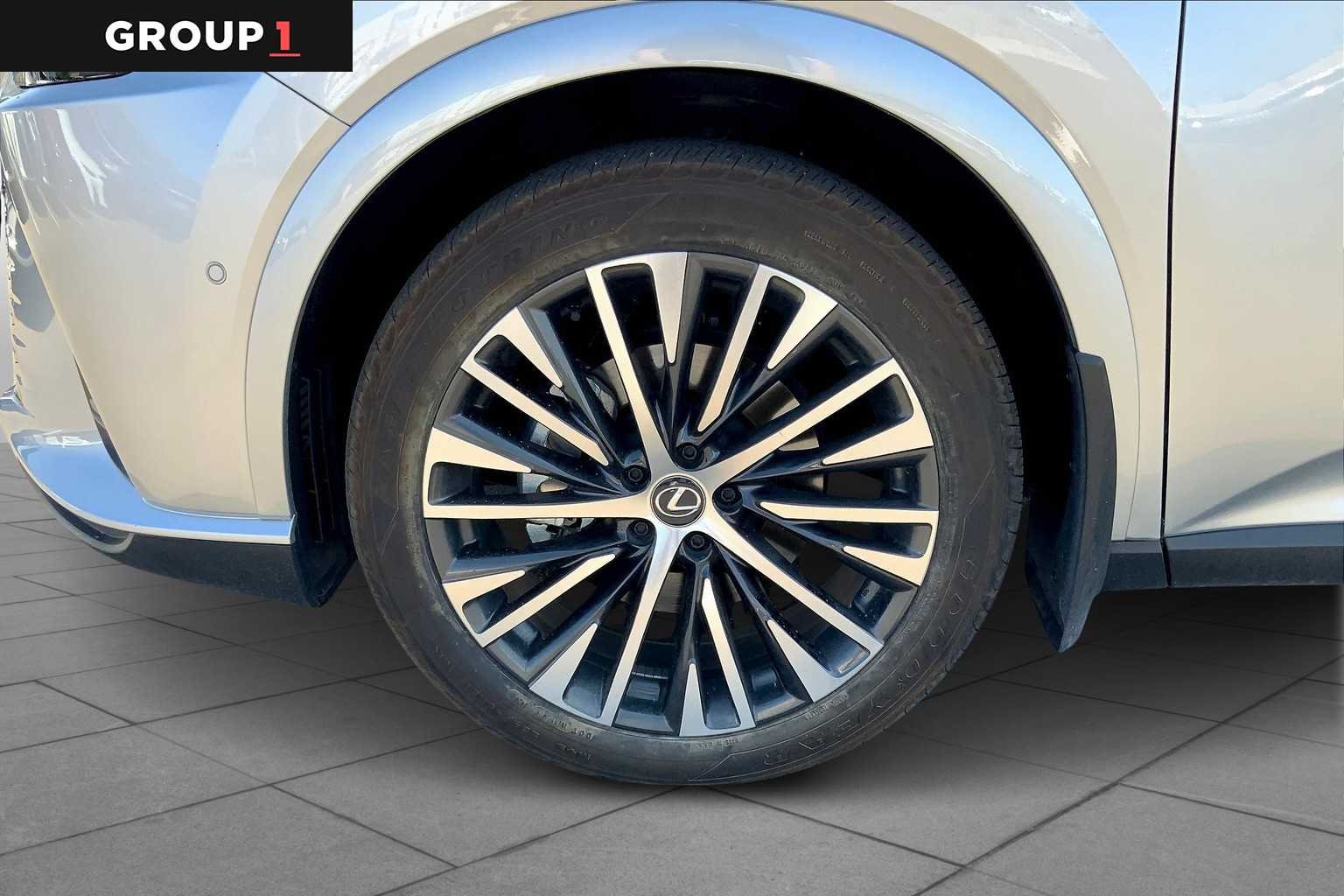 Certified Used 2024 Iridium Lexus Premium Plus image 10
