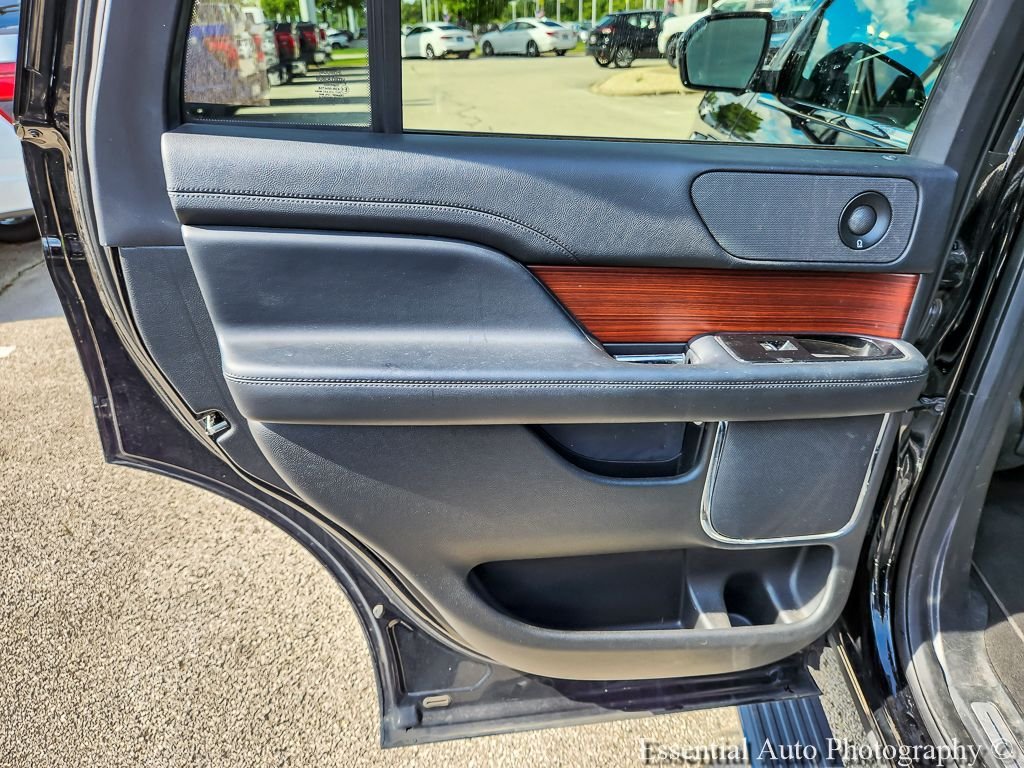 Used 2018 Velvet Lincoln Select image 28