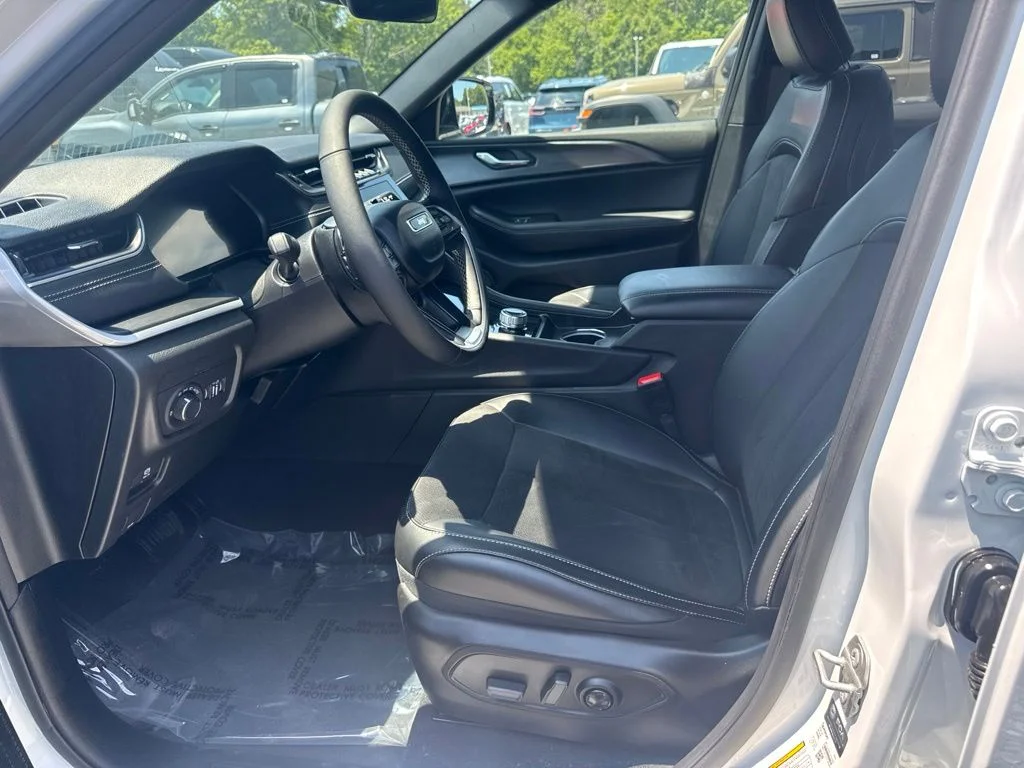Used 2025 White Jeep Altitude image 4