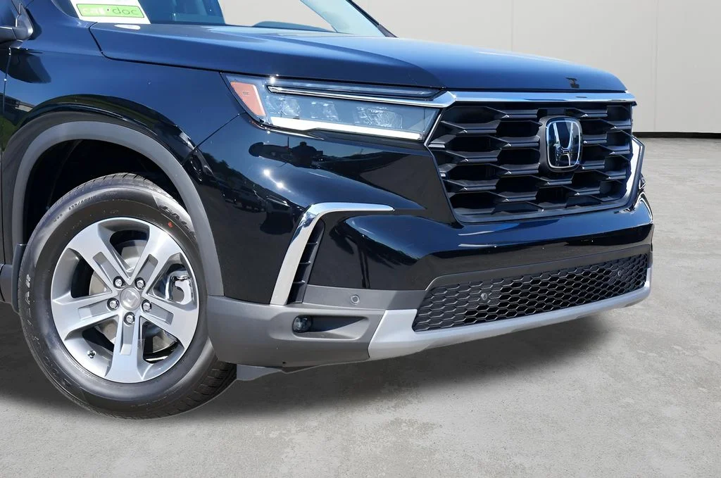 Used 2025 Black Honda EX-L image 2