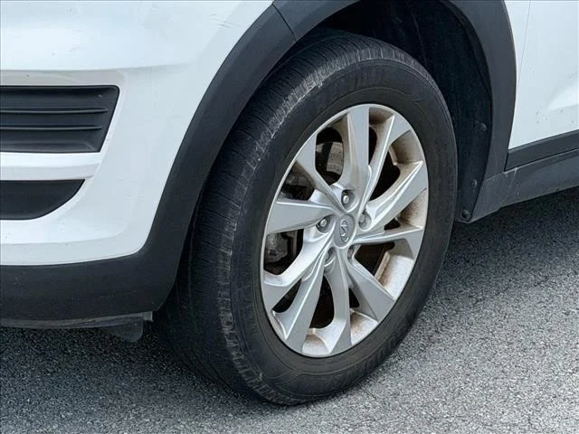 Used 2021 White Cream Hyundai SE image 3