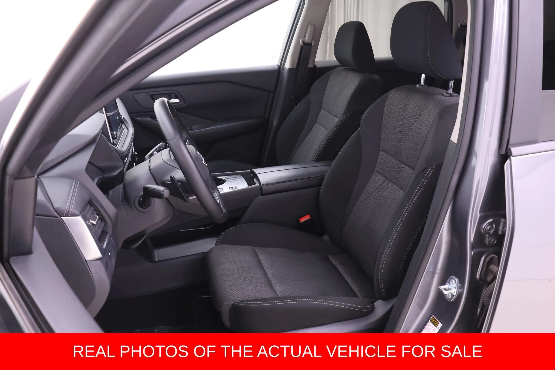 Used 2025 Gray Nissan SV image 4