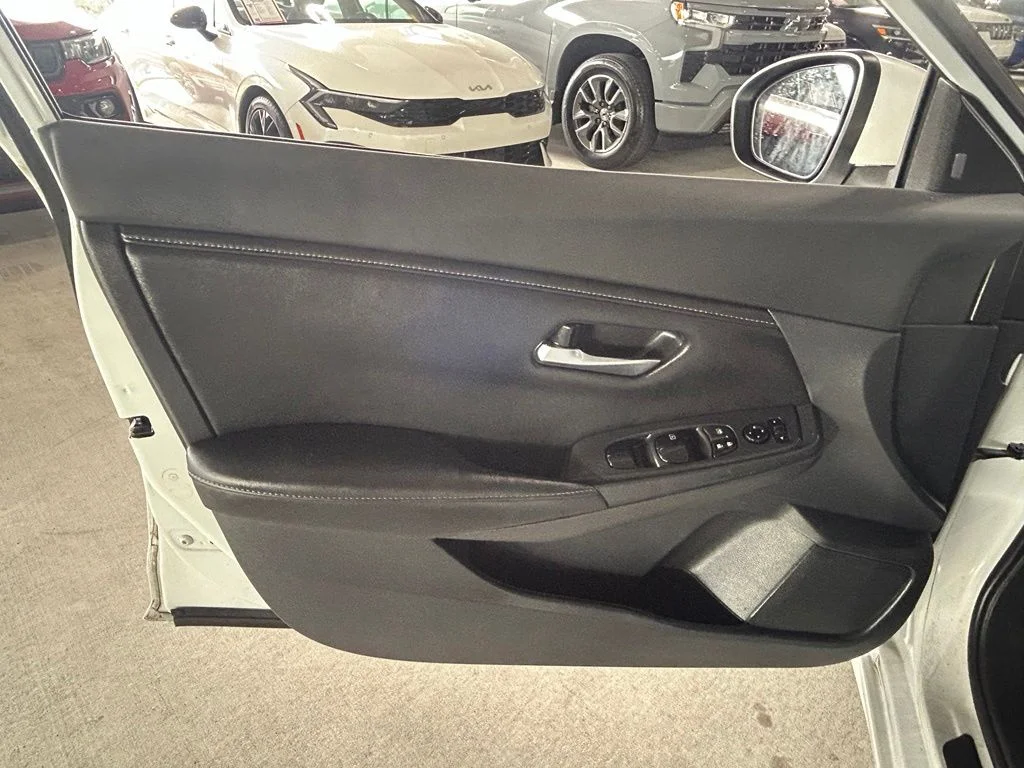 Used 2022 Aspen White TriCoat Pearl Nissan SV image 16