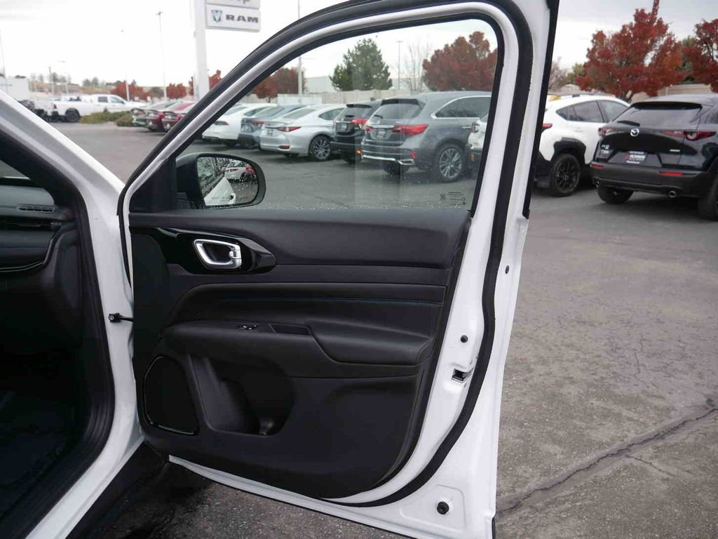 Used 2026 White Jeep Latitude image 23