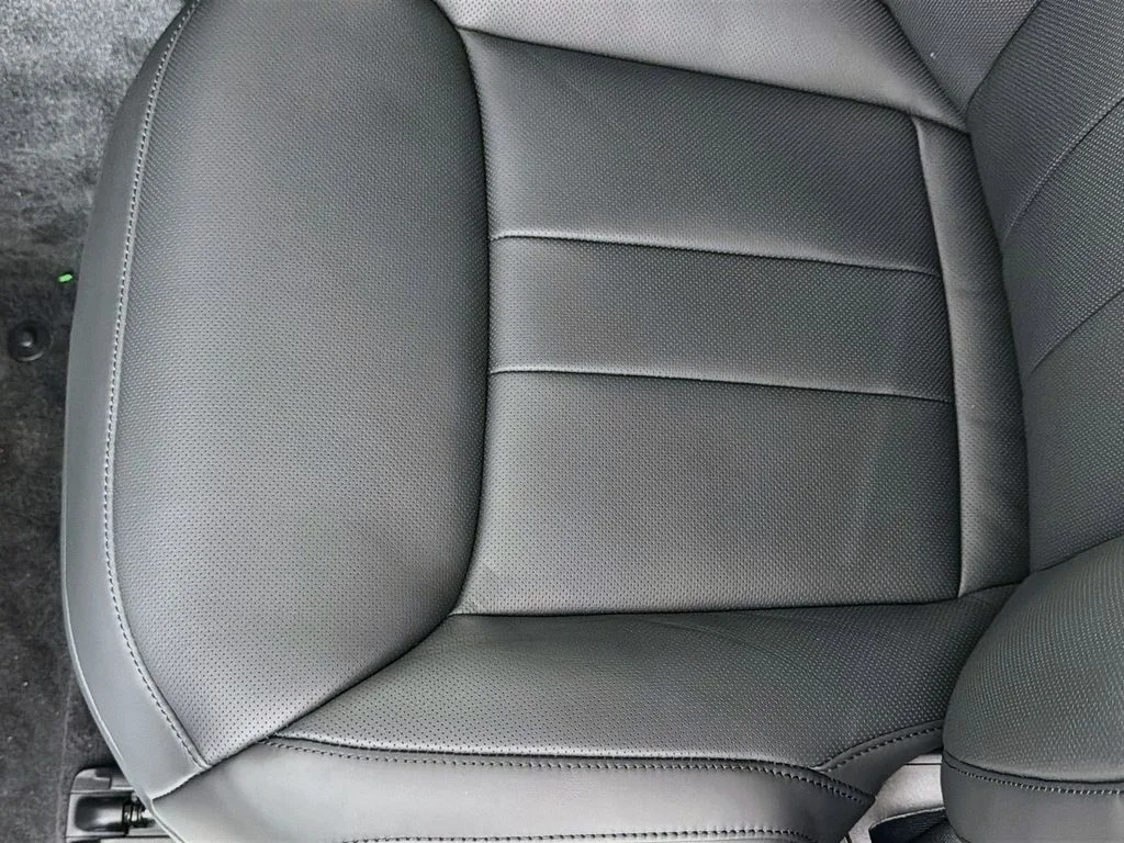 New 2027 Santorini Black Land Rover SE image 20