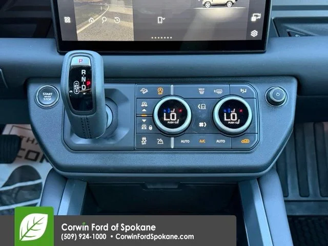 Used 2025  Land Rover X-Dynamic SE image 31