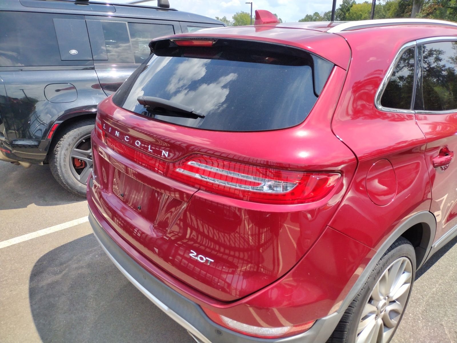 Used 2017 Red Lincoln Reserve image 5
