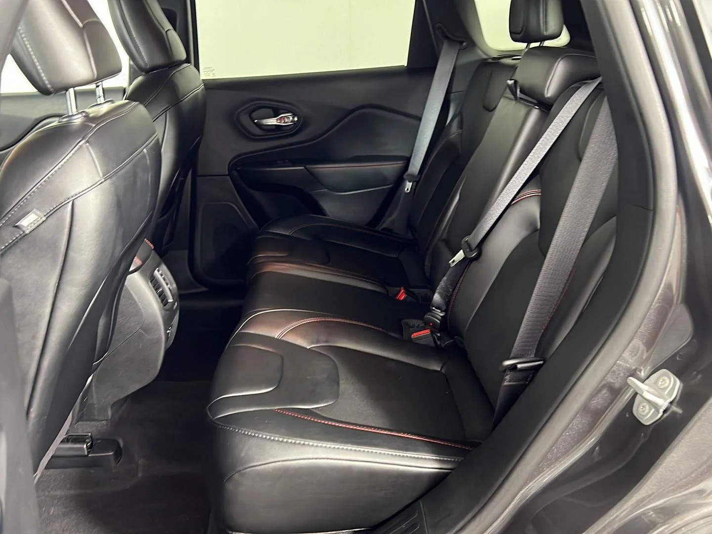 Used 2022 Granite Crystal Metallic Clearcoat Jeep Trailhawk image 26