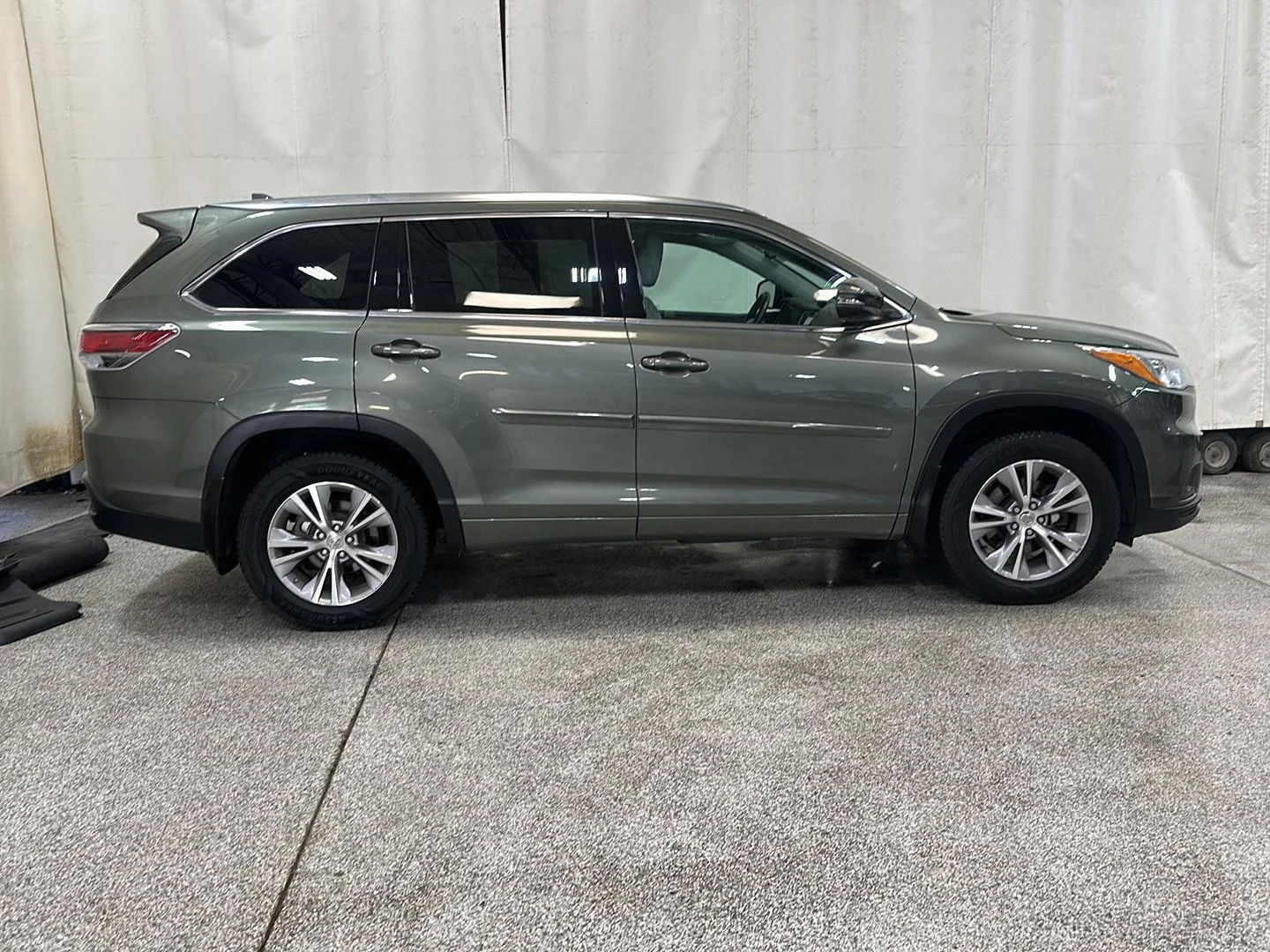 Used 2015 ALUMINA JADE METALLIC TOYOTA XLE image 6