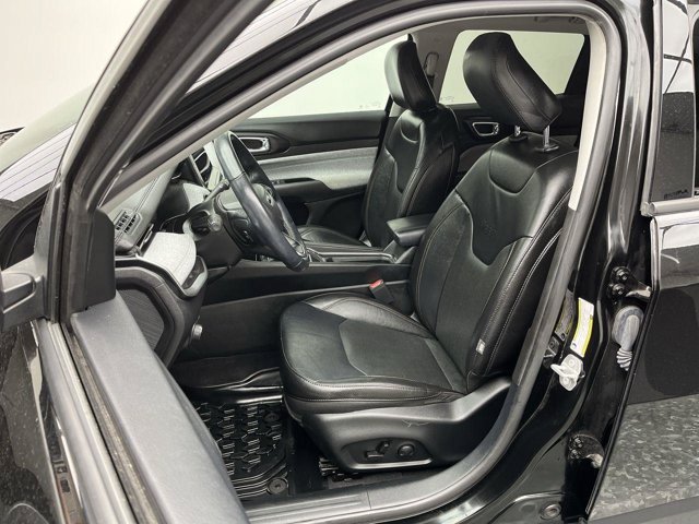 Used 2022 Diamond Black Crystal Pearlcoat Jeep Latitude Lux image 8