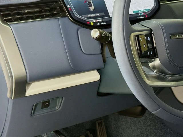 New 2026 Ostuni Pearl Wht Prem Met Land Rover SV image 10