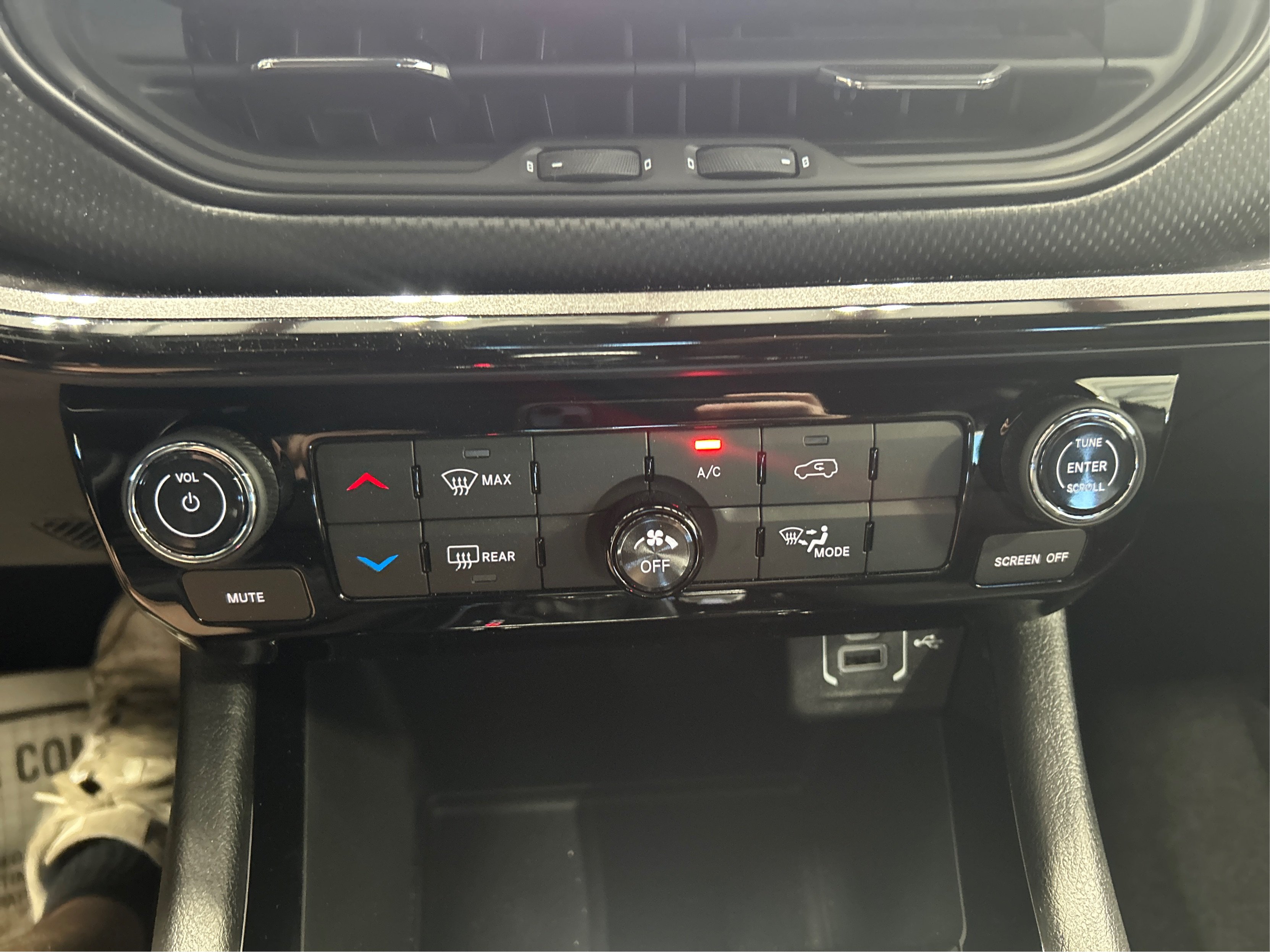 New 2026 Diamond Black Crystal Pearlcoat Jeep Latitude image 26