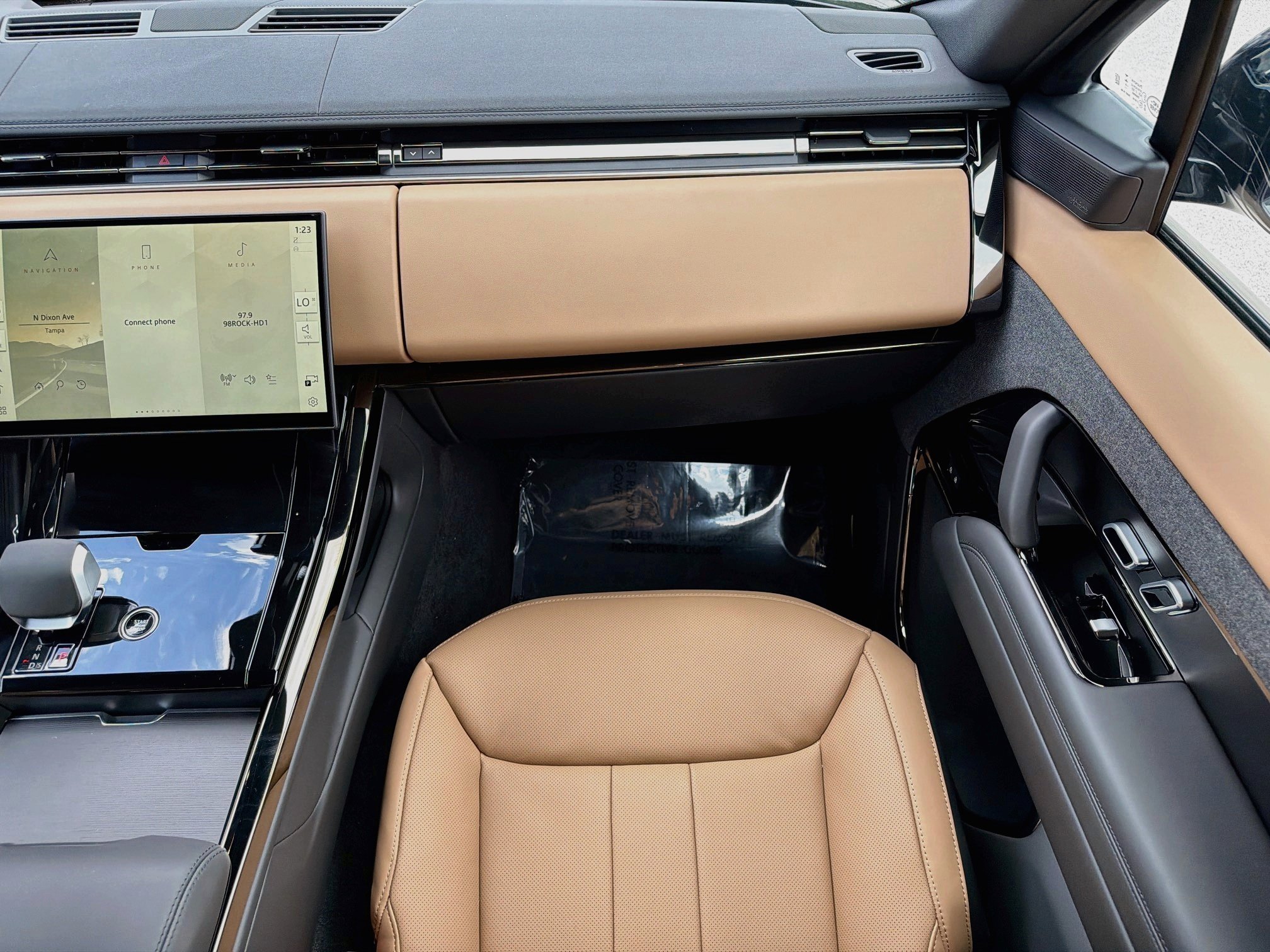 New 2026 Santorini Black LAND ROVER Dynamic SE image 19