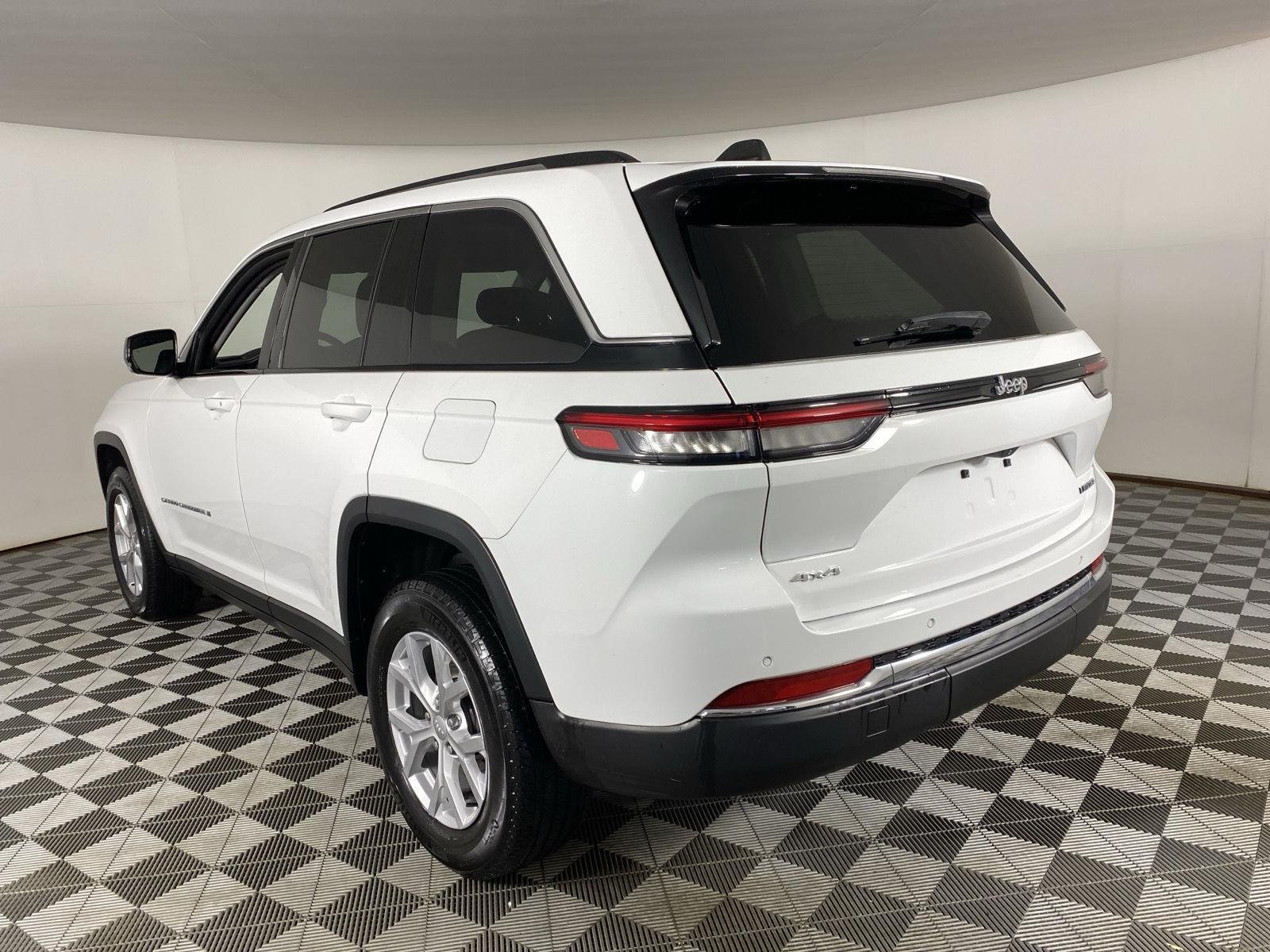 Used 2023 Bright White Clearcoat Jeep Limited image 5