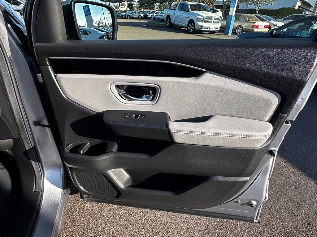 Used 2025 Lunar Silver Metallic Honda Touring image 19