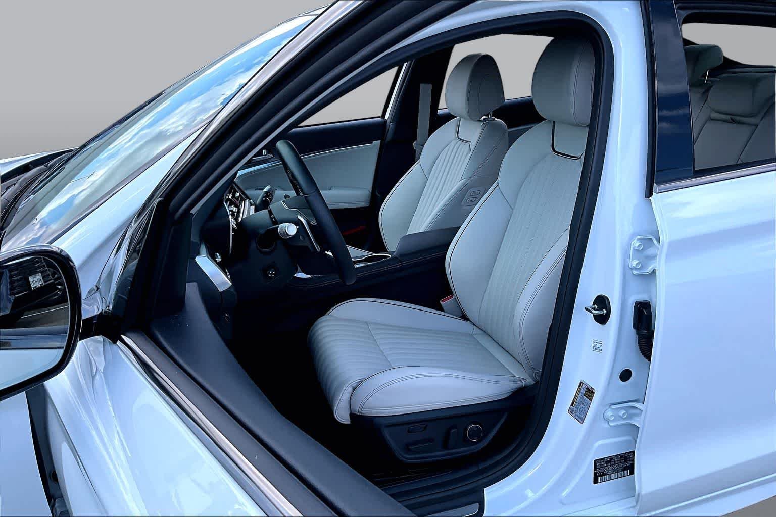 Used 2026 Alta White Genesis 3.3T Sport Prestige image 16